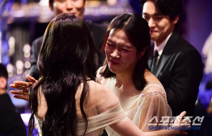 제4회 청룡시리즈어워즈(Bluedragon Series Awards)가 18일 인천 파라다이스시티에서 열렸다. 여우조연상을 수상한 염혜란을 아이유가 안아주고 있다. 인천=허상욱 기자 wook@sportschosun.com/2025.07.18