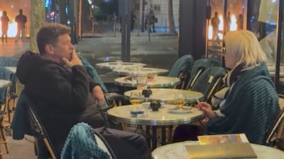 코냑 마시며 불멍, 연기 헤치며 조깅... 폭동 속 파리지앵들의 일상