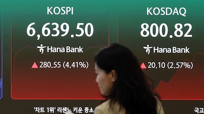 코스피가 급등하며 매수 사이드카가 발동된 5일 오전 서울 중구 하나은행 딜링룸 전광판에 코스피 등 시황이 표시되고 있다. 2026.8.5 ⓒ 뉴스1 김진환 기자