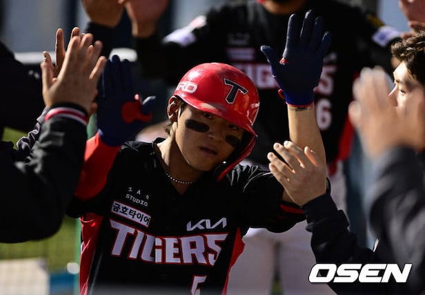 김도영 2026 시즌 첫 홈런 기록 후 KIA 더그아웃에서 선수들과 하이파이브 사진 44