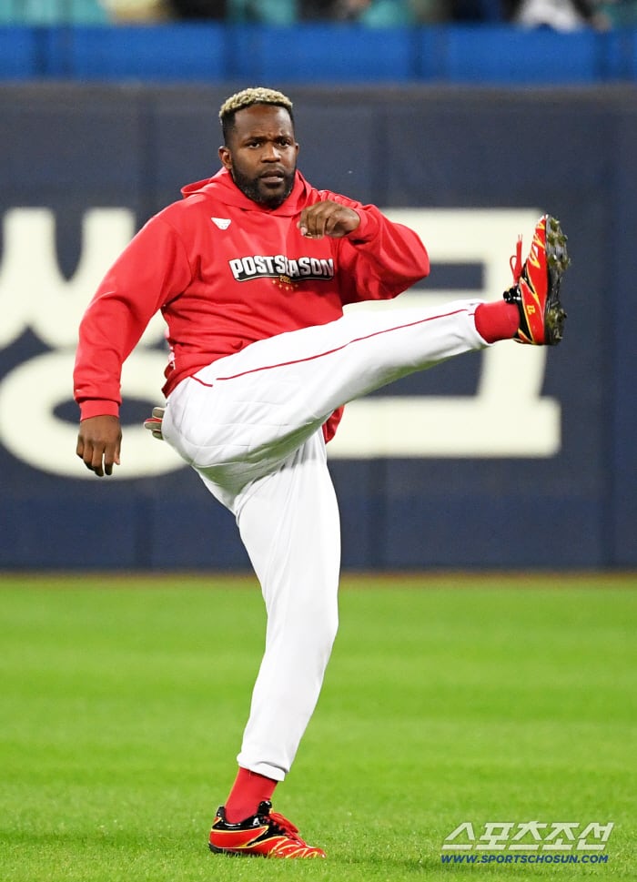 13일 대구 라이온즈파크에서 열린 삼성과 SSG의 준PO 3차전. SSG 에레디아가 몸을 풀고 있다. 대구=박재만 기자 pjm@sportschosun.com/2025.10.13/