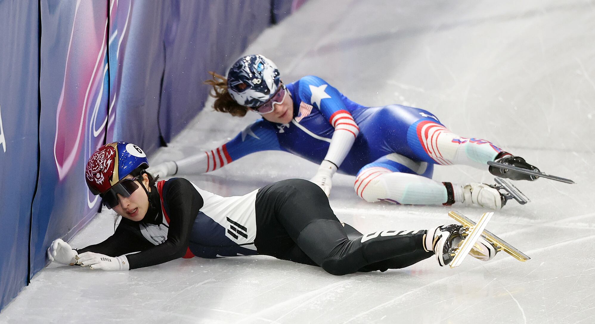 쇼트트랙 대표팀 김길리가 10일 이탈리아 밀라노 아이스 스케이팅 아레나에서 열린 혼성 2,000m 계주 준결승에서 미국 선수와 충돌하며 넘어지고 있다./뉴스1