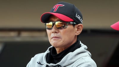 17일 오후 전남광주 기아챔피언스필드에서 열린 프로야구 2026 신한 SOL KBO 포스트시즌 준플레이오프 1차전 LG 트윈스와 KIA 타이거즈의 경기, LG 염경엽 감독이 경기를 지켜보고 있다. 2026.10.17 ⓒ 뉴스1 김진환 기자