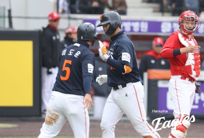 한화 허인서가 홈런을 친 뒤 홈으로 들어오고 있다. 사진제공=한화 이글스