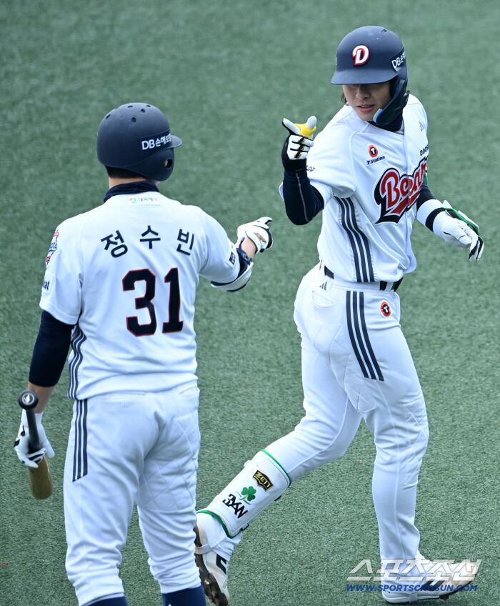 15일 이천베어스파크에서 열린 삼성과 두산의 시범경기. 4회말 2사 1,2루 두산 박찬호가 좌월 3점홈런을 치고 정수빈과 기쁨을 나누고 있다. 이천=허상욱 기자wook@sportschosun.com/2026.03.15/