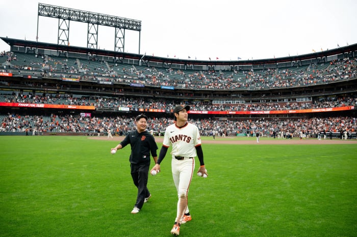 샌프란시스코 자이언츠 주전 중견수 이정후를 우익수로 이동시키라는 주장이 다시 고개를 들었다.미국 스포츠전문매체 '스포르팅뉴스'는 25일(한국시각) '샌프란시스코는 이번 오프시즌 투수진 강화에 집중해야 하지만 수비진 보강도 필요하다. 바로 마지막 외야수 자리다. 샌프란시스코는 트레이드를 통해 시카고 화이트삭스의 올스타 외야수 루이스 로버트 주니어를 영입해야 한다'고 보도했다.AP연합뉴스