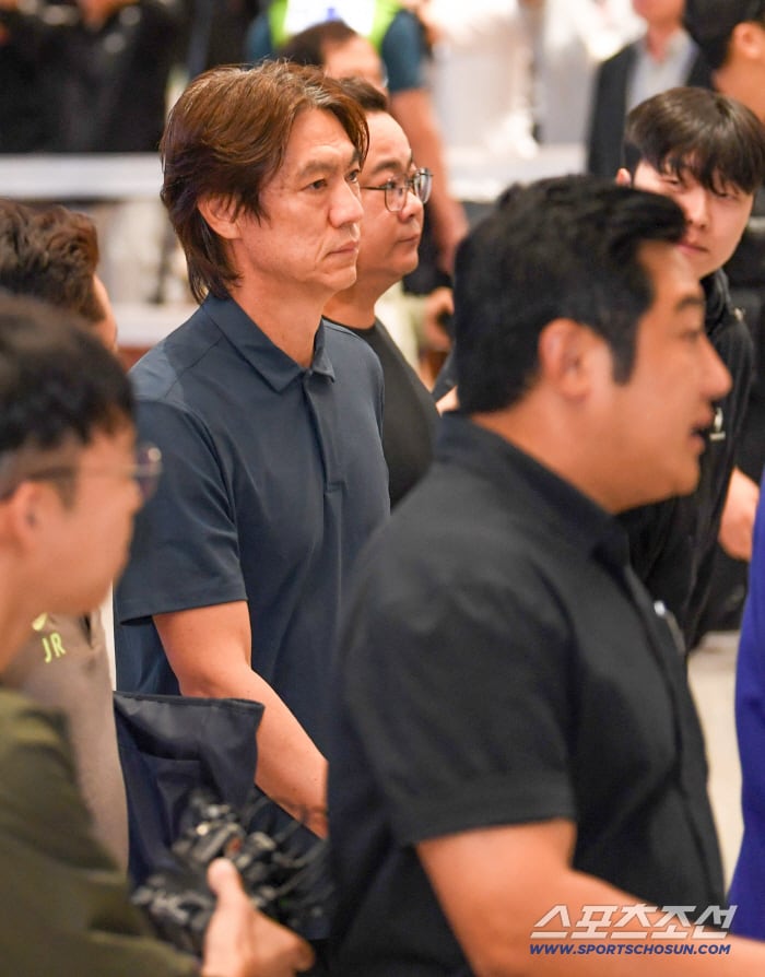 "경악!" '홍명보 감독, 살해 협박에 안전 우려 제기' 외신 '작심 발언' 터졌다…'韓 역사상 최고 선수→국가대표 캡틴의 아이러니한 장면'