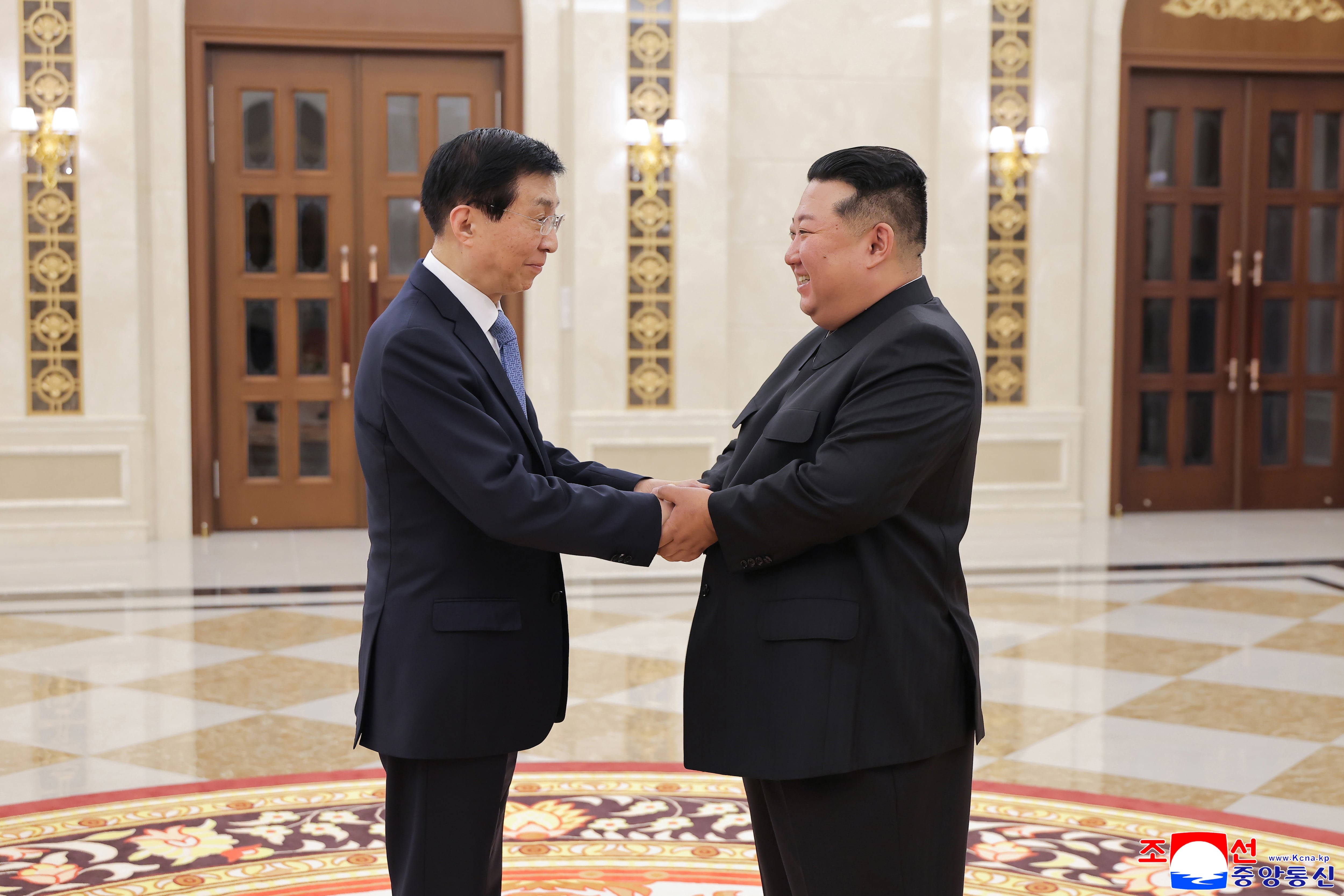 김정은, 방북한 왕후닝과 접견… 北中 우호조약 전략 강조