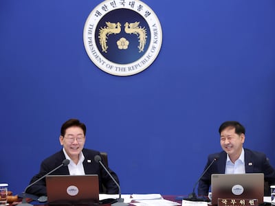 이재명 대통령과 구윤철 부총리 겸 재정경제부 장관이 14일 청와대에서 열린 국무회의에서 대화하고 있다. /뉴스1