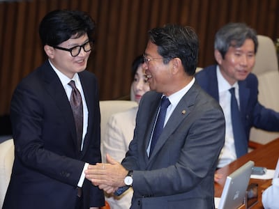 법무부 장관 후보인 김승원 더불어민주당 의원과 한동훈 무소속 의원이 지난 1일 서울 여의도 국회에서 열린 제439회국회(정기회) 개회식에서 인사하고 있다./뉴스1