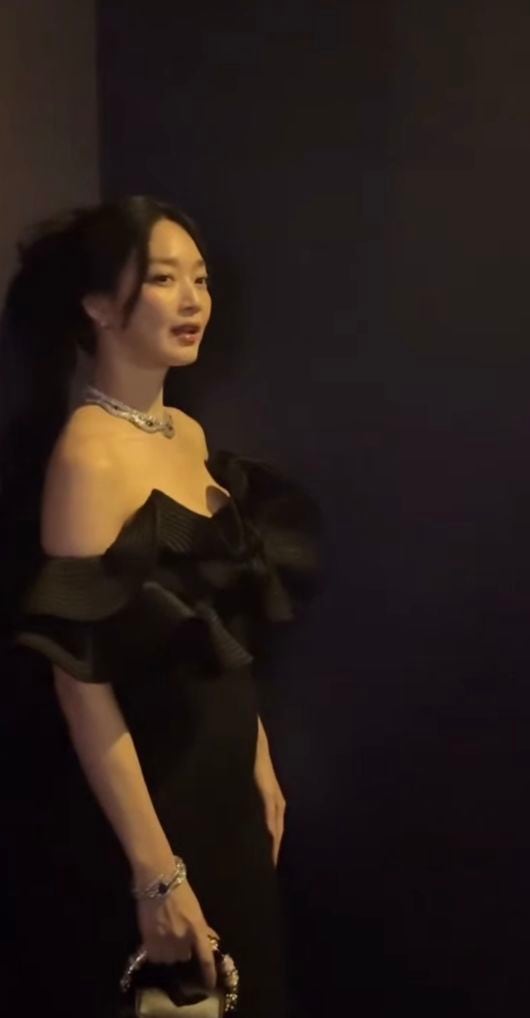 신민아, 얼굴만한 쥬얼리도 녹이는 러블리 미소···♥김우빈 부럽네