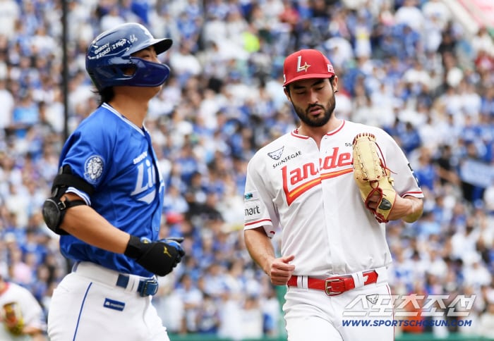 9일 인천SSG랜더스필드에서 열린 SSG와 삼성의 준PO 1차전. 2회초 2사 만루 SSG 화이트가 삼성 구자욱을 1루 땅볼 처리하고 있다. 인천=박재만 기자 pjm@sportschosun.com/2025.10.09/