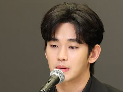 김수현 팬들에게 고발당한 개그맨 출신 유튜버 檢 송치