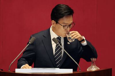 김민석의 ‘그 남자’…특보 달고 연봉 1.6억 감사되나