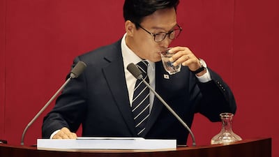 김민석 더불어민주당 대표가 지난 9월 7일 오전 서울 여의도 국회에서 열린 제439회국회(정기회) 제3차 본회의에서 교섭단체 대표연설 중 물을 마시고 있다. photo 뉴시스