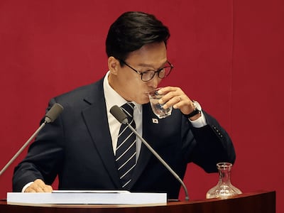 김민석 더불어민주당 대표가 지난 9월 7일 오전 서울 여의도 국회에서 열린 제439회국회(정기회) 제3차 본회의에서 교섭단체 대표연설 중 물을 마시고 있다. photo 뉴시스