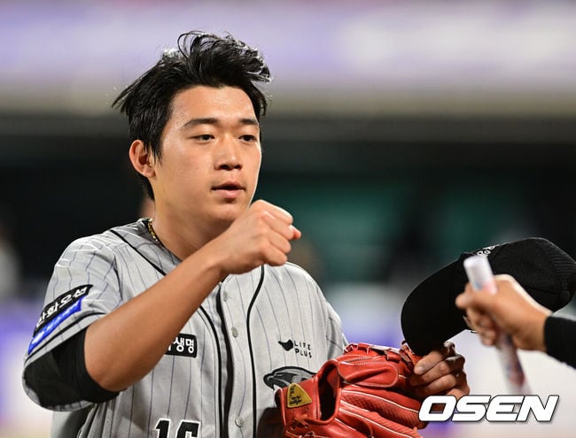‘군대 보내놨더니’ 한화 1R 좌완, 글러브 이물질 발견→퇴장 충격…美 고우석과 같은 날 같은 퇴장