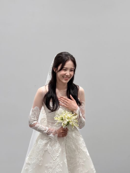 '36세' 장예원, 깜짝 웨딩드레스 공개…"식장에서 봬요" 연예인들도 술렁
