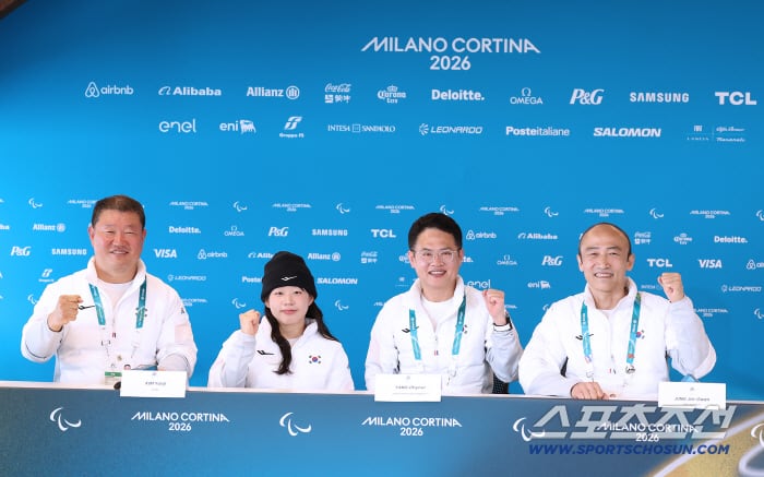 전선주 총감독, 김윤지, 양오열 선수단장, 정진완 대한장애인체육회장이 파이팅을 외치고 있다. 사진제공=대한장애인체육회