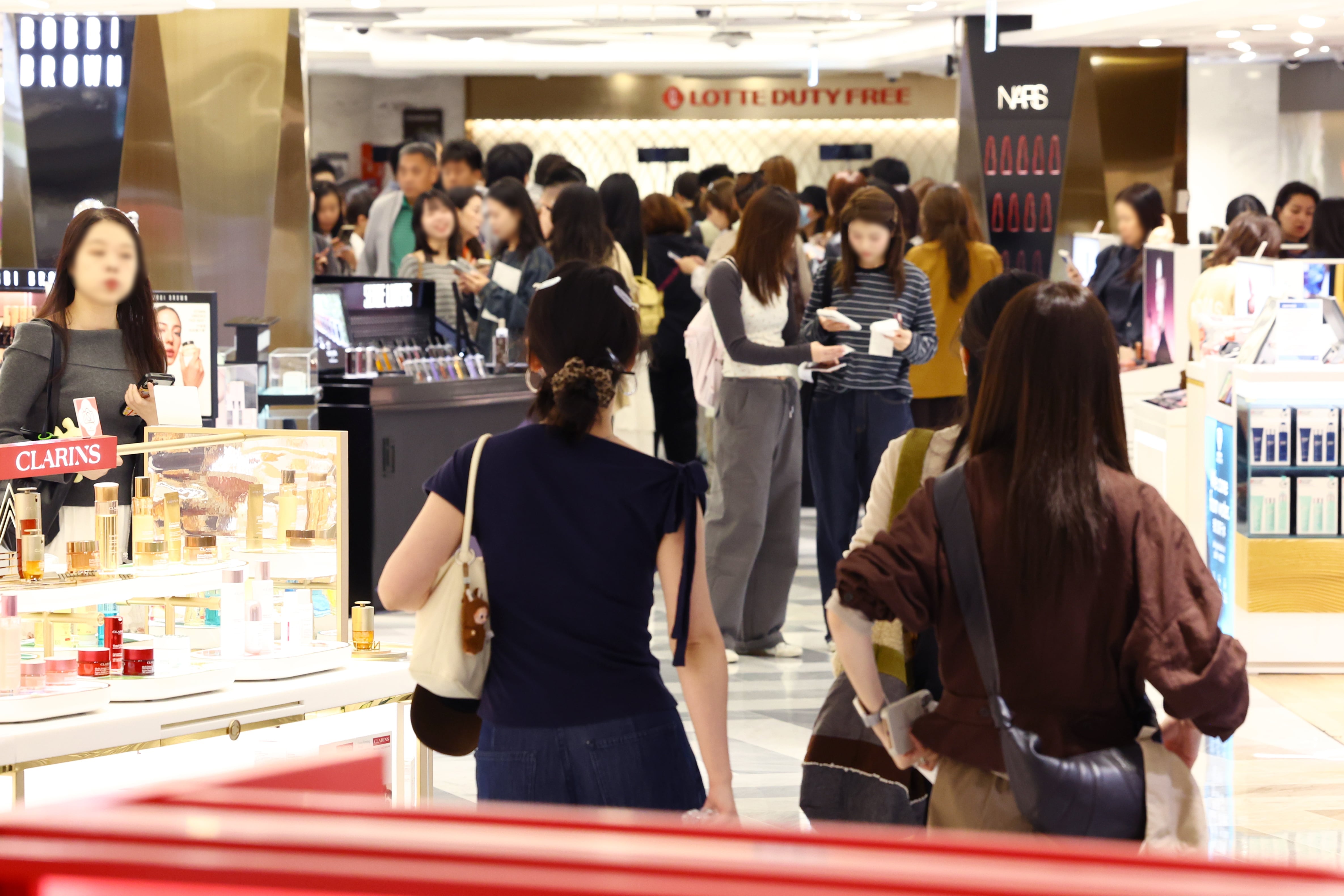 外国人客増の韓国免税店、黒字予想でも笑えない理由