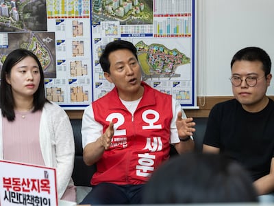 6일 오세훈 국민의힘 서울시장 후보가 서울 성동구에 위치한 한 공인중개사에서 시민들과 만나 '부동산지옥 시민대책회의'를 진행하고 있다./ 오세훈 국민의힘 서울시장 선거대책위원회 제공
