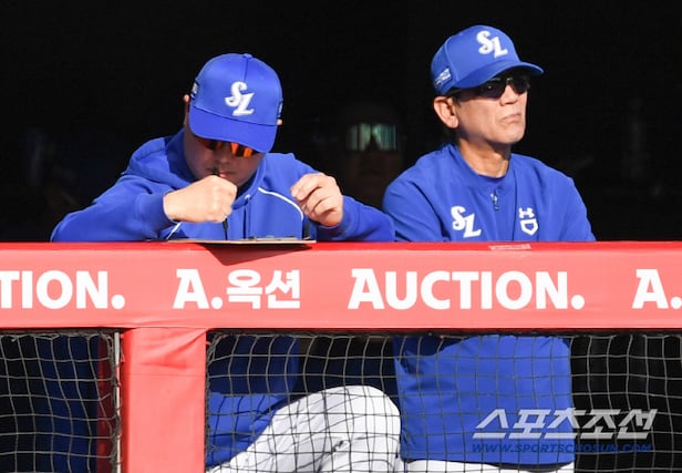 9일 인천SSG랜더스필드에서 열린 SSG와 삼성의 경기. 6회 마운드에 오른 삼성 페덱 피칭을 박진만 감독이 지켜보고 있다. 인천=박재만 기자 pjm@sportschosun.com/2026.10.09/