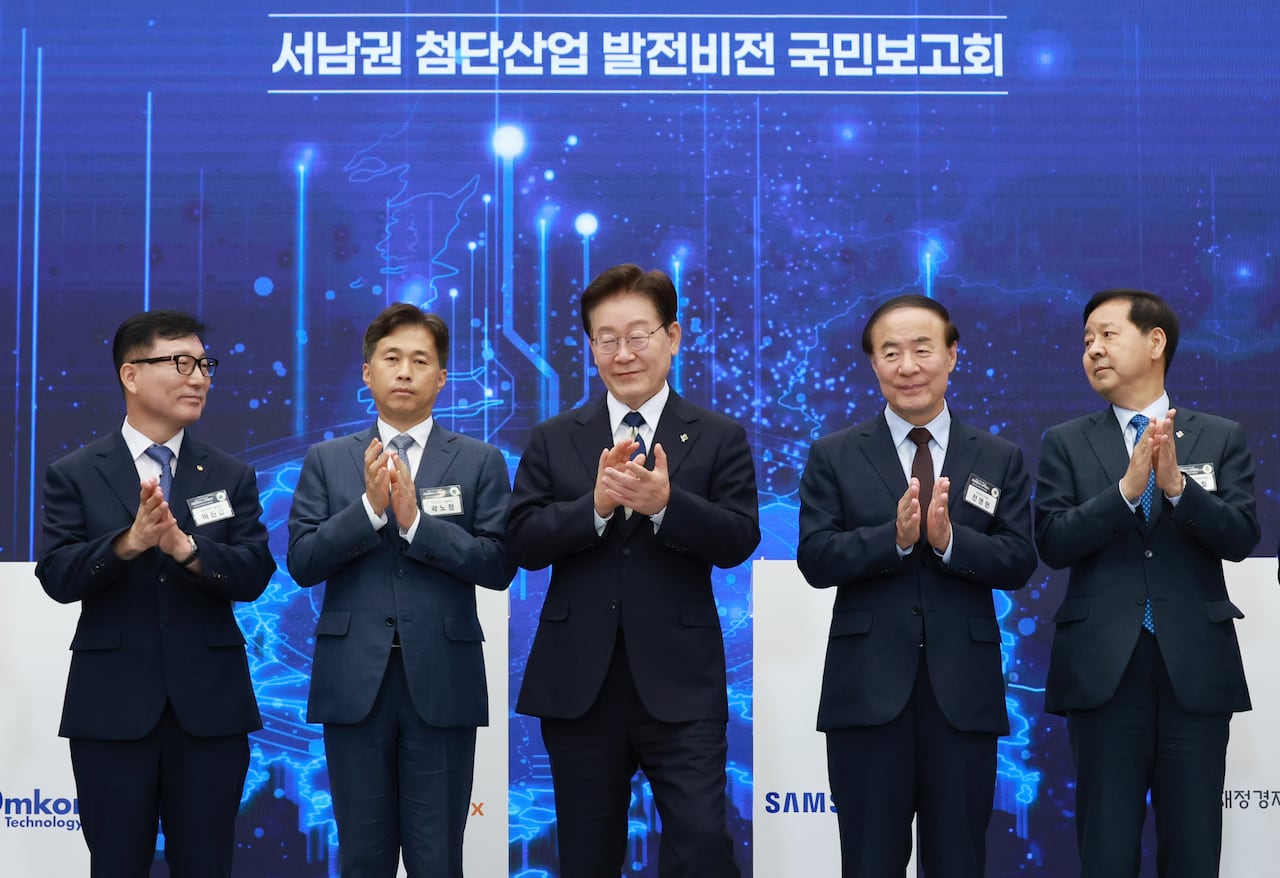 이재명 대통령이 30일 광주 김대중 컨벤션센터에서 열린 서남권 첨단산업 발전비전 국민보고회에서 서남권 첨단산업 육성을 위한 투자양해각서를 마친 참석자들과 기념촬영을 하고 있다. 왼쪽부터 이진안 앰코테크놀로지코리아 대표, 곽노정 SK하이닉스 대표, 이재명 대통령, 전영현 삼성전자 부회장, 구윤철 부총리 겸 재정경제부 장관. (청와대통신사진기자단) 2026.6.30 ⓒ 뉴스1 허경 기자