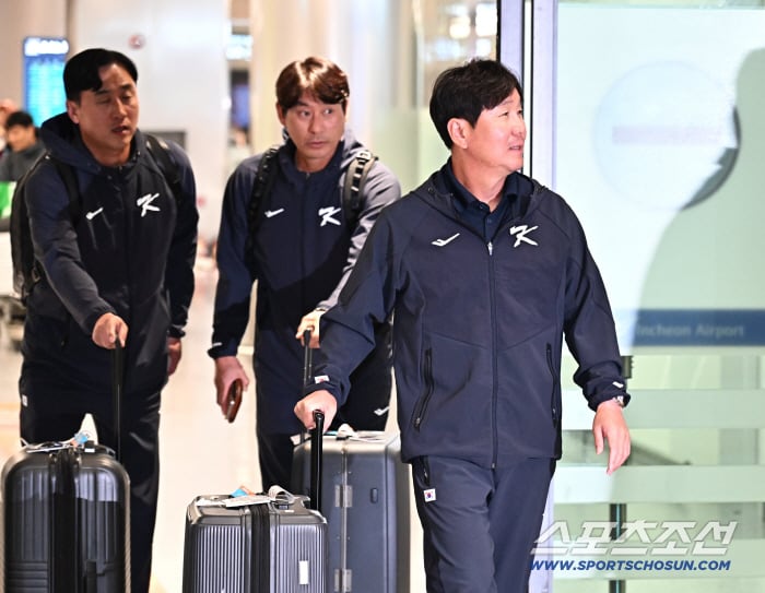 21일 오후 야구대표팀 선수들이 인천공항 제1터미널을 통해 귀국했다. 최원호, 강인권 코치와 함께 입국장을 나서고 있는 류지현 감독. 인천공항=송정헌 기자songs@sportschosun.com/2026.01.21/