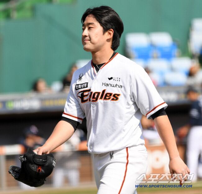 18일 대전 한화생명이글스파크에서 열린 KBO리그 한화와 두산의 시범경기. 한화 장지수가 이닝을 마친 뒤 더그아웃으로 향하고 있다. 대전=박재만 기자 pjm@sportschosun.com/2024.03.18/