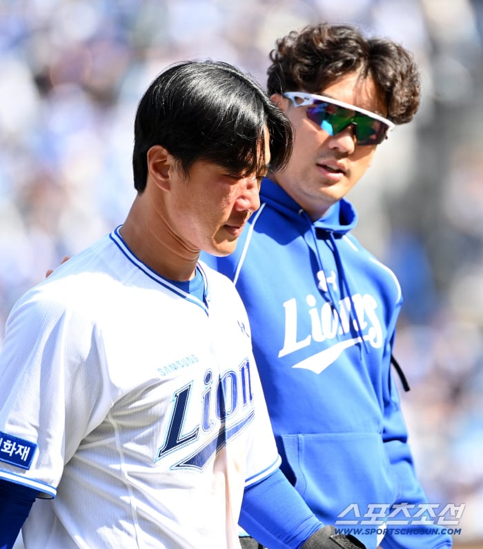 22일 대구삼성라이온즈파크에서 열린 LG와 삼성의 시범경기. 5회말 1사 2루 삼성 최형우 타석때 2루주자 이성규가 LG 배재준의 견제구에 얼굴을 맞아 교체되고 있다. 대구=허상욱 기자wook@sportschosun.com/2026.03.22/