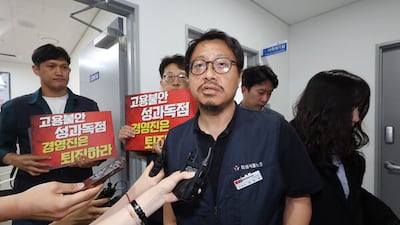 27일 경기 수원시 영통구 경기지방노동위원회에서 열린 카카오 노사 2차 조정회에서 취재진의 질문에 답하고 있는 서승욱 카카오 노조 지회장 뒤로 사측 관계자들이 회의장으로 들어가고 있다. photo 뉴시스