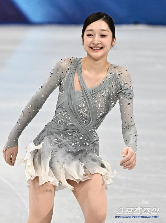 6일 이탈리아 밀라노 아이스스케이팅 아레나에서 열린 피겨 단체전 여자 쇼트프로그램 경기. 연기를 펼치고 있는 신지아. 밀라노(이탈리아)=송정헌 기자songs@sportschosun.com/2026.02.06/