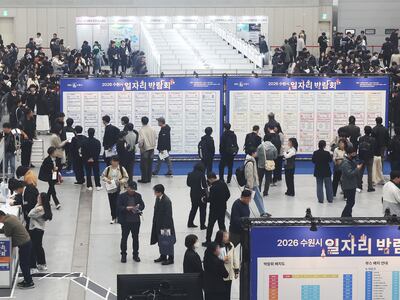 4월 9일 경기도 수원시 영통구 수원컨벤션센터에서 열린 '2026 수원시 일자리 박람회'가 구직자들로 붐비고 있다. / 연합뉴스