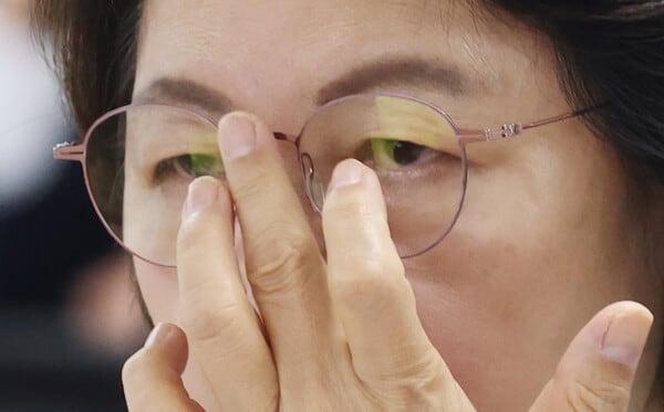 추미애 경기도지사가 13일 경기 수원시 영통구 경기도청에서 열린 국회 행정안전위원회의 경기도에 대한 국정감사에서 의원 질의를 경청하며 안경을 고쳐쓰고 있다. photo 뉴스1