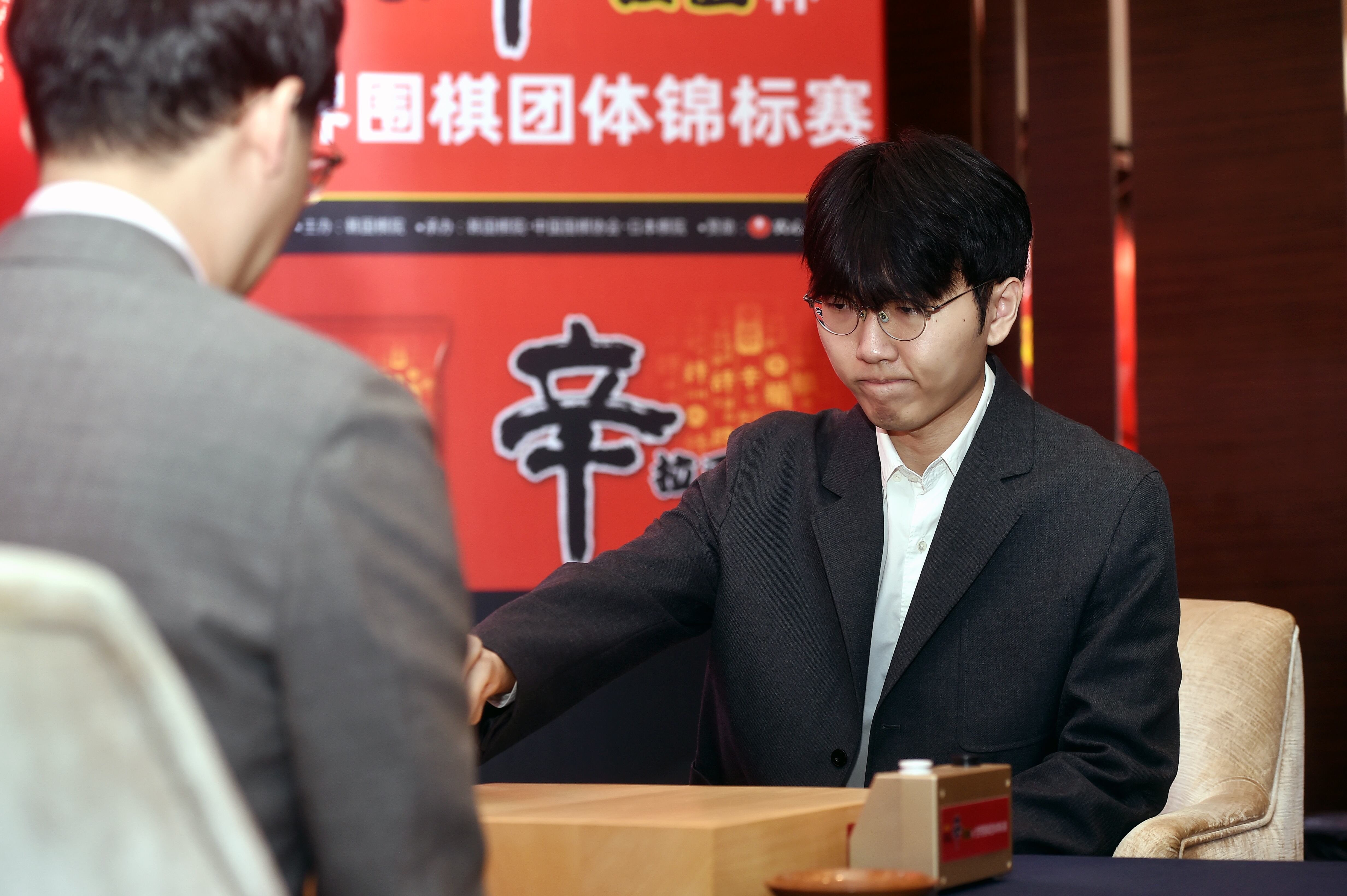 신진서 9단이 4일 중국 선전시 힐튼 선전 푸톈 호텔에서 열린 제27회 농심신라면배 세계바둑최강전 12국에서 일본의 이야마 유타 9단에게 187수만에 흑 불계승 해 농심배 19연승을 기록했다. /한국기원