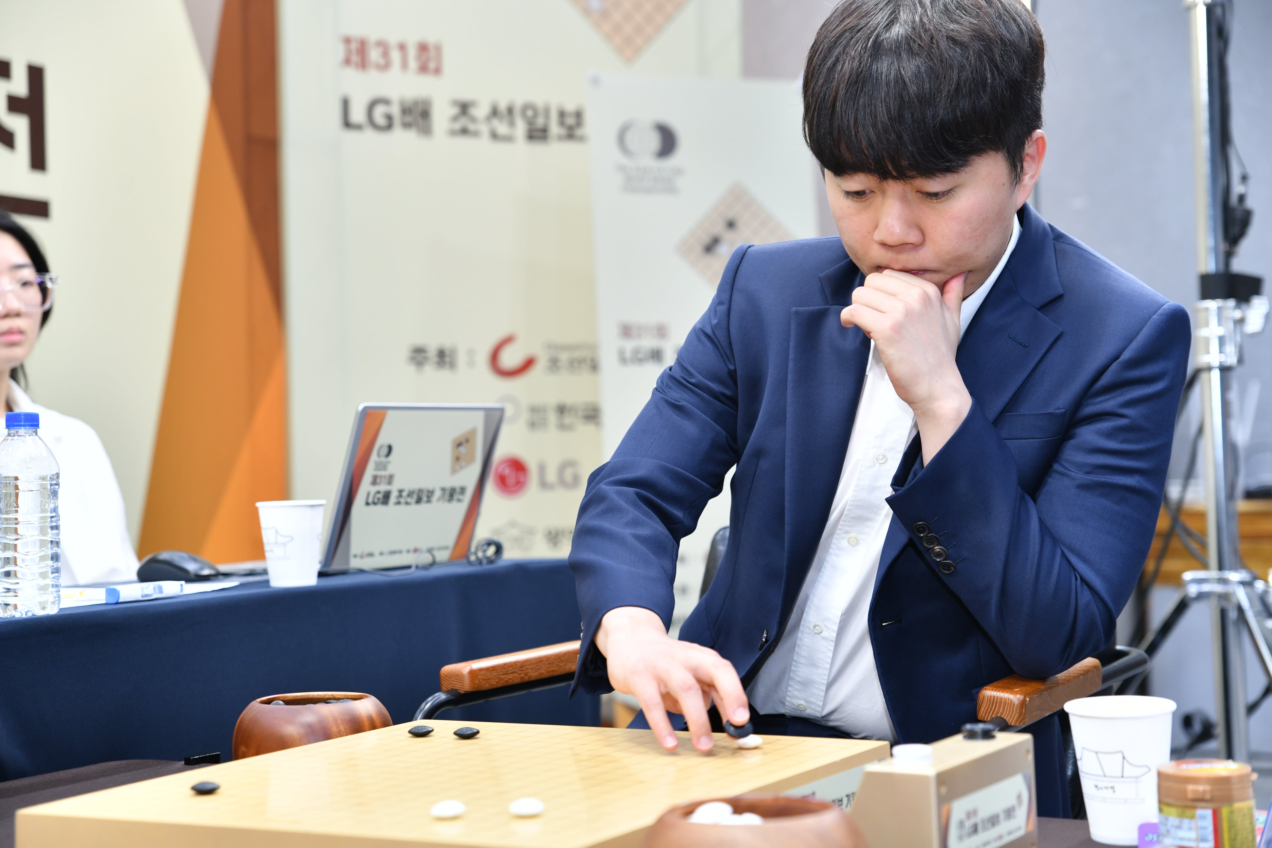 신민준, LG배 결승 1국 혈투 끝에 中 왕싱하오에 반집승