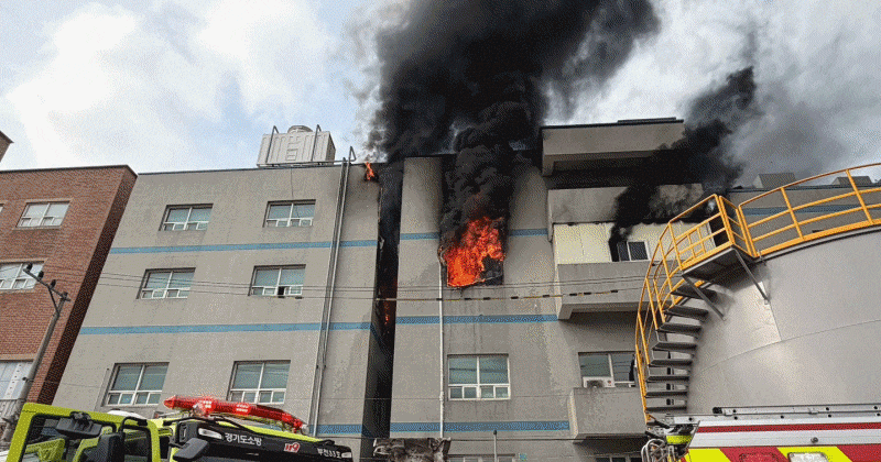 Photo : 조선일보 Incendie dans une usine à Bucheon : sept blessés dont un pompier
