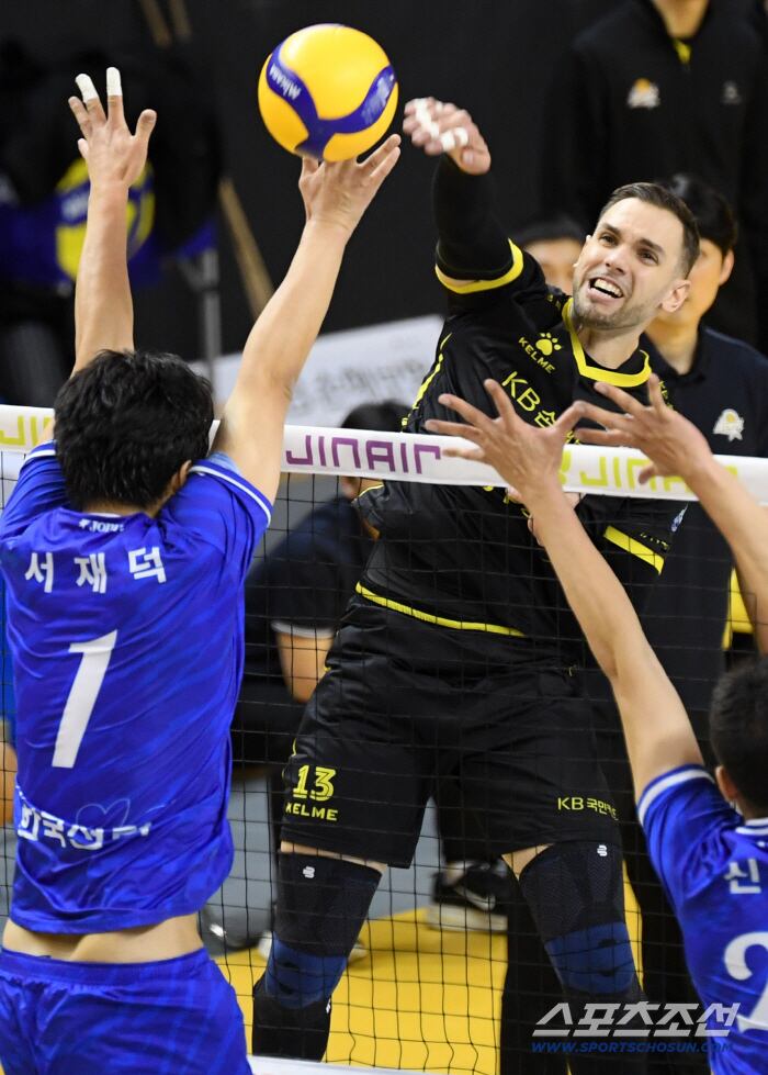 3일 의정부 경민대학교 체육관에서 열린 V리그 남자부 KB손해보험과 한국전력의 경기. KB손해보험 비예나가 상대 블로킹을 피해 공격을 시도하고 있다. 의정부=박재만 기자 pjm@sportschosun.com/2026.01.03/