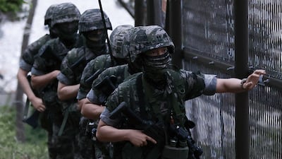 인천 옹진군 연평도에서 해병대 장병들이 경계근무를 하고 있다. photo 뉴시스
