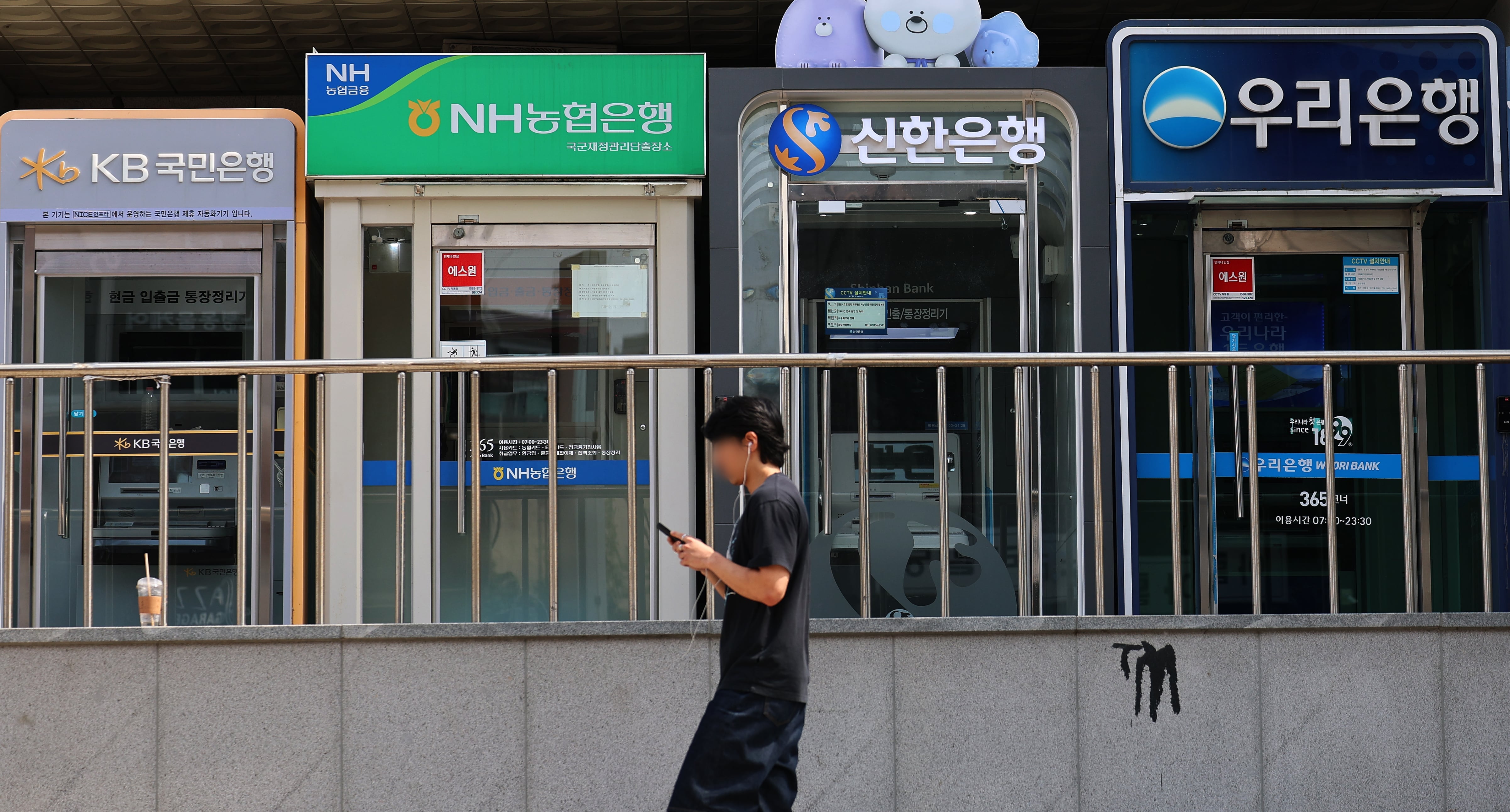 “체크카드 썼더니 대출 금리 올랐다”… 은행권 우대 금리 기준 손본다