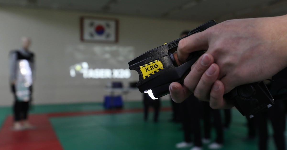 경찰관 테이저건 오발로 중학생 부상