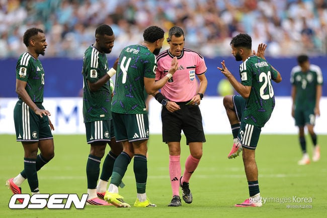 골키퍼 부상 틈타 전술 지시? 사우디, 우루과이전서 FIFA 금지 규정 위반 논란