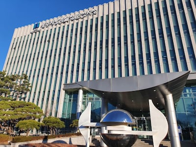 정년 앞둔 학교장, ‘가짜 청첩장’ 돌려 수백만원 챙겨… 교장실엔 러닝머신도