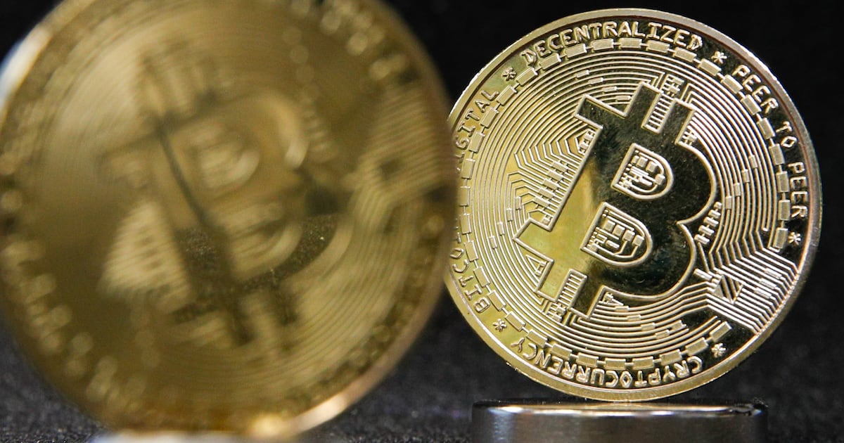 Bitcoin tăng vọt 7% hướng tới 70,000 USD khi lợi suất Kho bạc Mỹ sụt giảm
