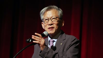 유홍준 국립중앙박물관 관장이 지난 8월13일 서울 용산구 국립중앙박물관 대강당에서 열린 특별 강연에 앞서 특별전 '우리들의 밥상' 전시품의 검증 미흡에 대한 사과문을 읽고 있다. photo 뉴시스