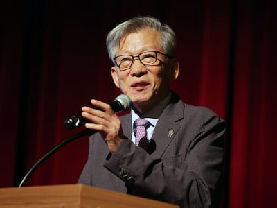 유홍준 국립중앙박물관 관장이 지난 8월13일 서울 용산구 국립중앙박물관 대강당에서 열린 특별 강연에 앞서 특별전 '우리들의 밥상' 전시품의 검증 미흡에 대한 사과문을 읽고 있다. photo 뉴시스