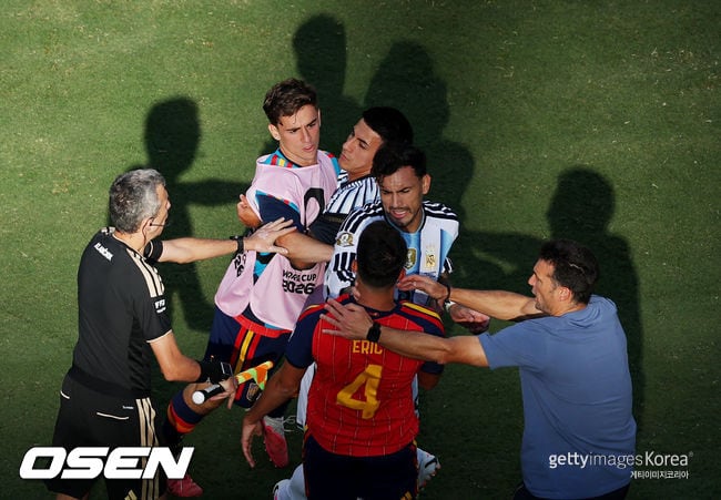 '월드컵 결승전 난투극 조사' FIFA, 파레데스 포함 3명 '폭행 혐의' 징계 절차 착수.. 아르헨티나축구협회도 중징계 위기