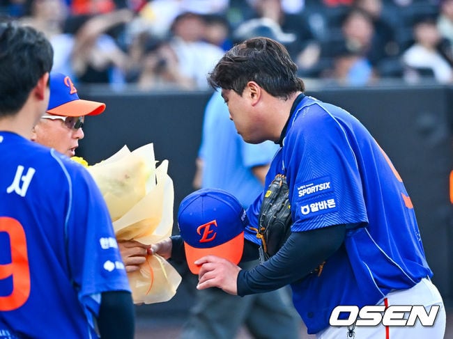 [사진류현진,'김경문 감독님께 한미통산 2,500탈삼진 축하 꽃다발 받아'