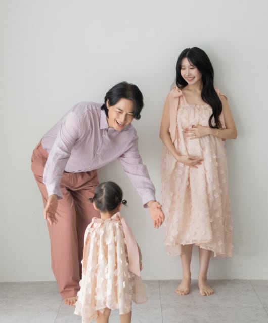 '이지훈♥' 아야네, 둘째 만삭 화보 공개…딸 루희까지 '비주얼가족' 썸네일