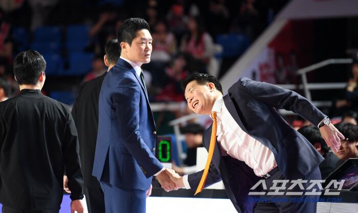 15일 잠실학생체육관에서 열린 프로농구 서울 SK와 창원 LG의 경기. SK 전희철 감독이 LG 조상현 감독과 인사를 나누며 장난을 치고 있다. 잠실=박재만 기자 pjm@sportschosun.com/2026.01.15/